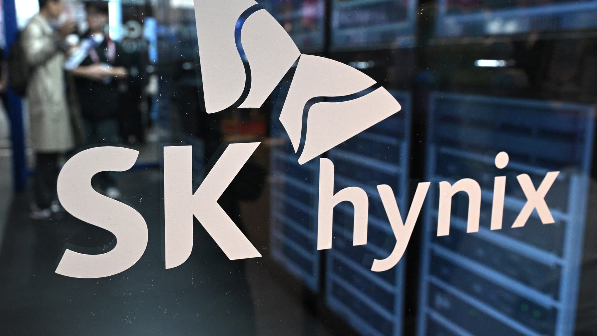SK Hynix Innovation Soars: AI Demand Drives Triple-Digit Revenue Growth featured image