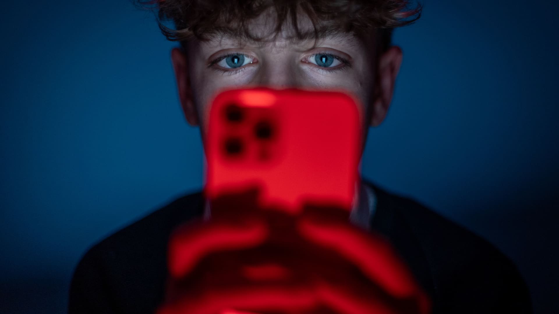 Social Media Curfew: UKs Bold Move to Protect Teens Ignites Tech Debate