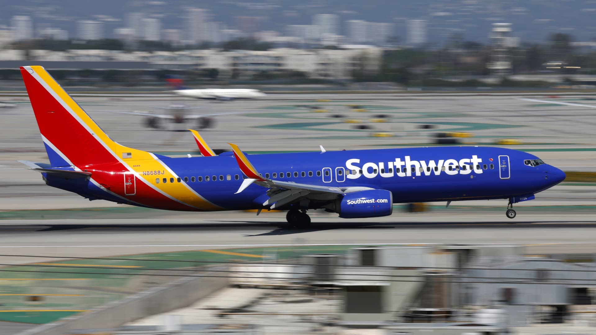 Southwest Airlines Bold Jet Fuel Strategy Amidst Supply Volatility