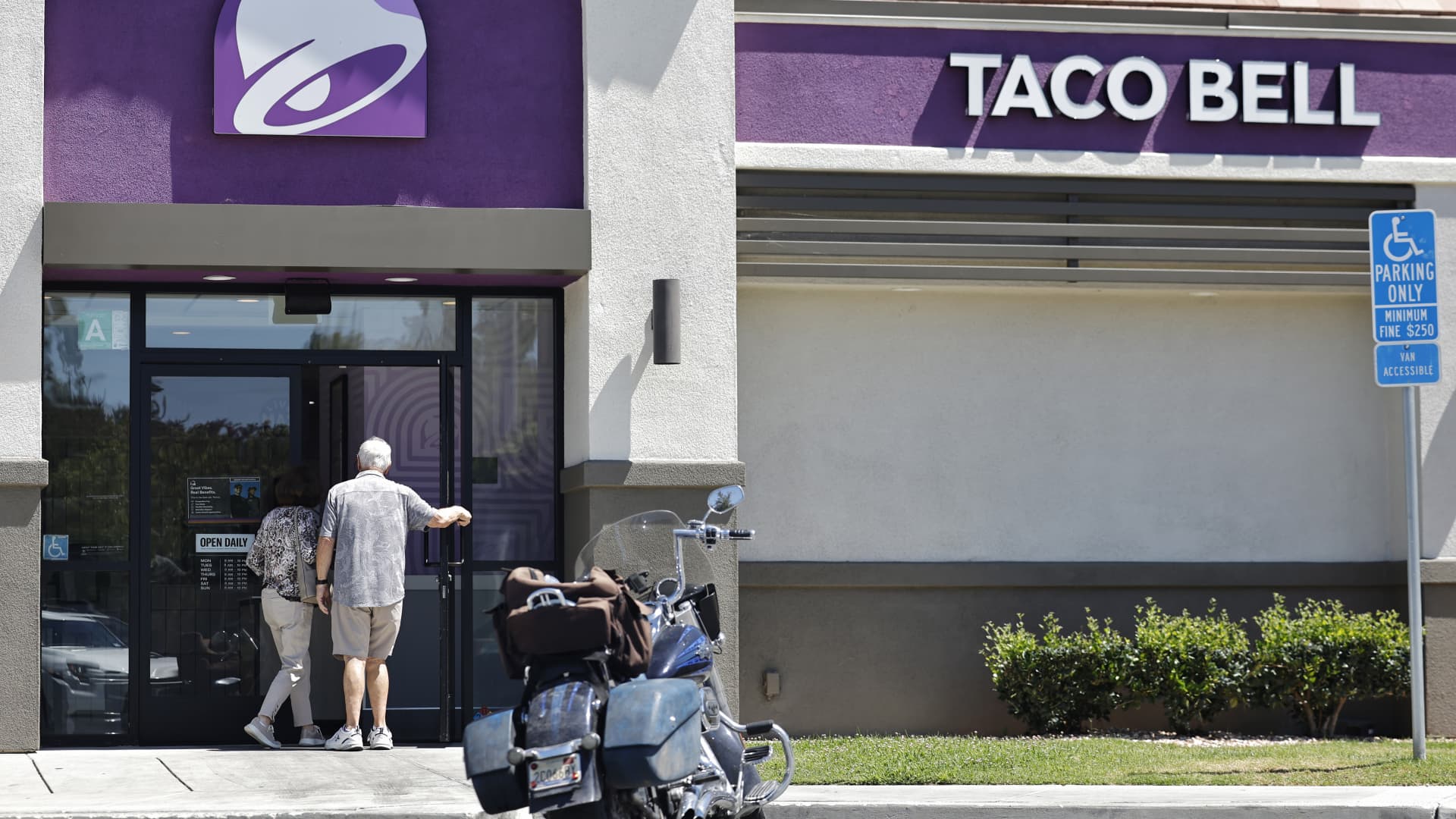 Taco Bell Lettuce Recall: Swift Action Limits Outbreak Impact featured image