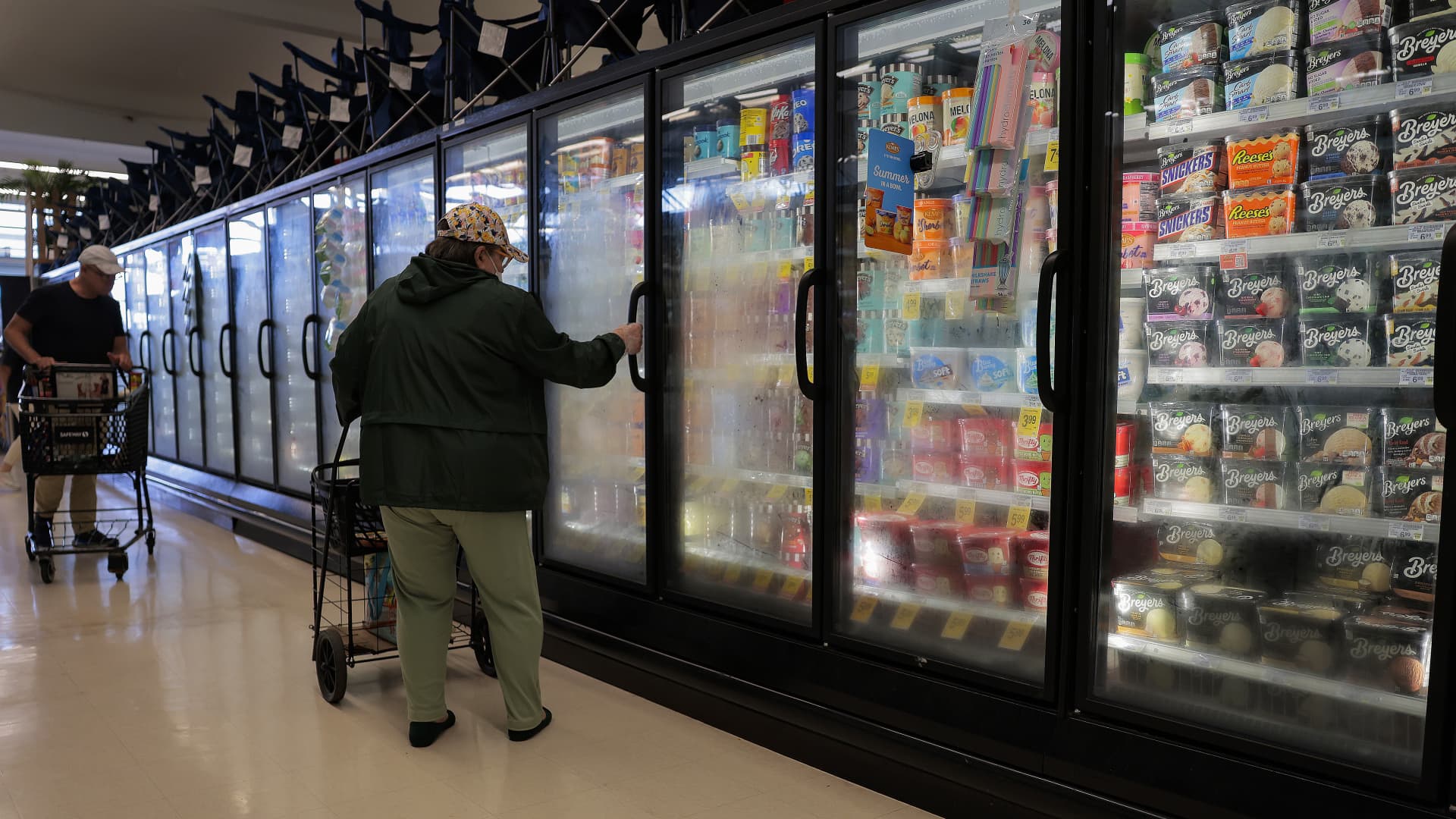 U.S. Economy Slowed: Q2 Growth Halves Amid Persistent Inflation featured image
