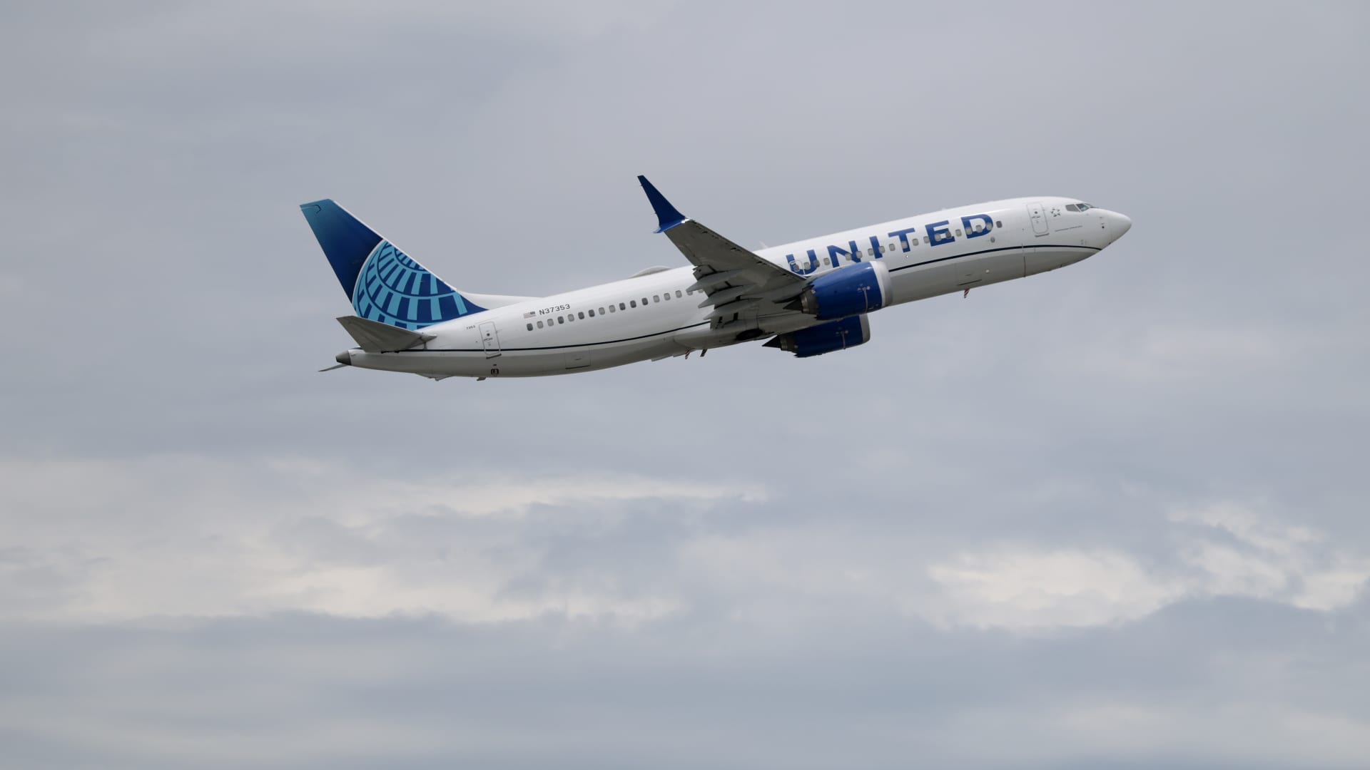 United Earnings Beat, But $6 Billion Fuel Hike Signals Portfolio Caution featured image