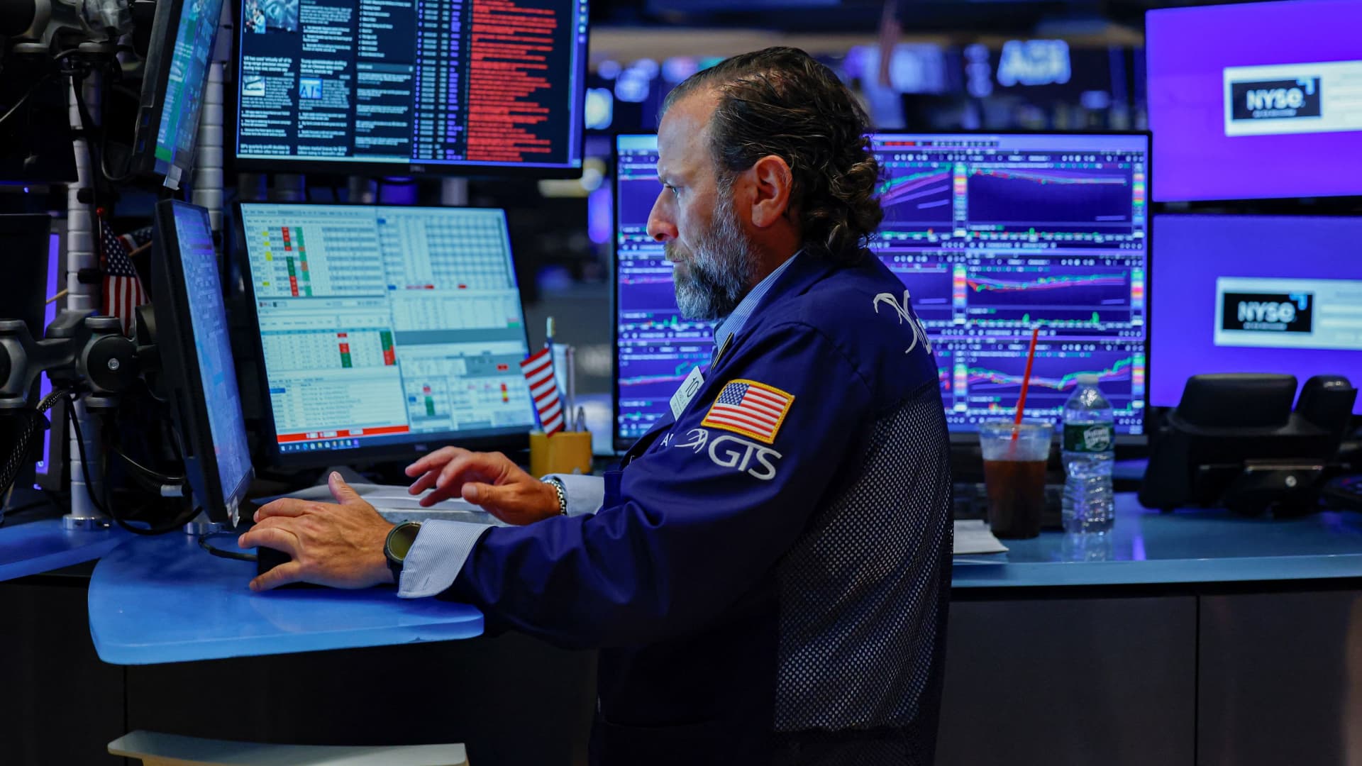 AI Stocks Roar Back: Unpacking the Nasdaq's 5.2% Surge and Portfolio Realignments featured image