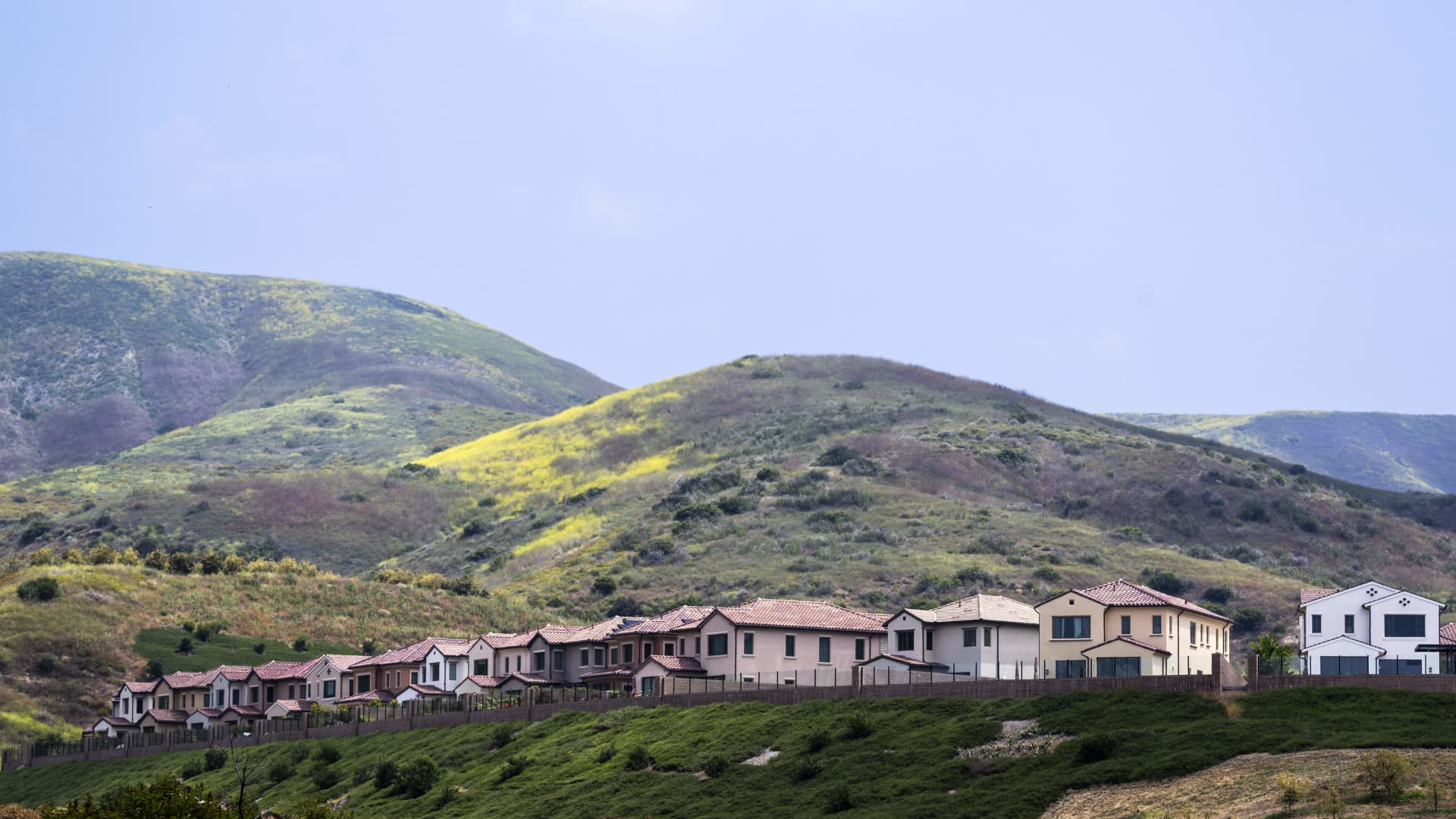 Foreign Buyers: Luxury Homebuilders Defy Downturn in US Property Market featured image