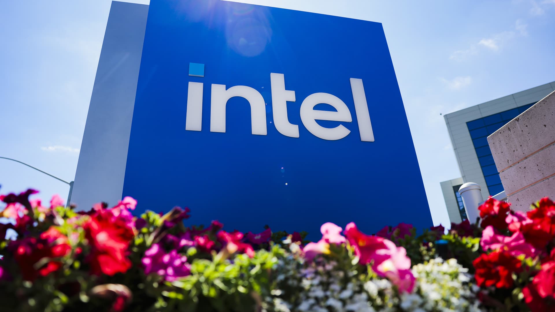 Intel Stock Offering Soars to $20 Billion Amidst Unprecedented AI Demand