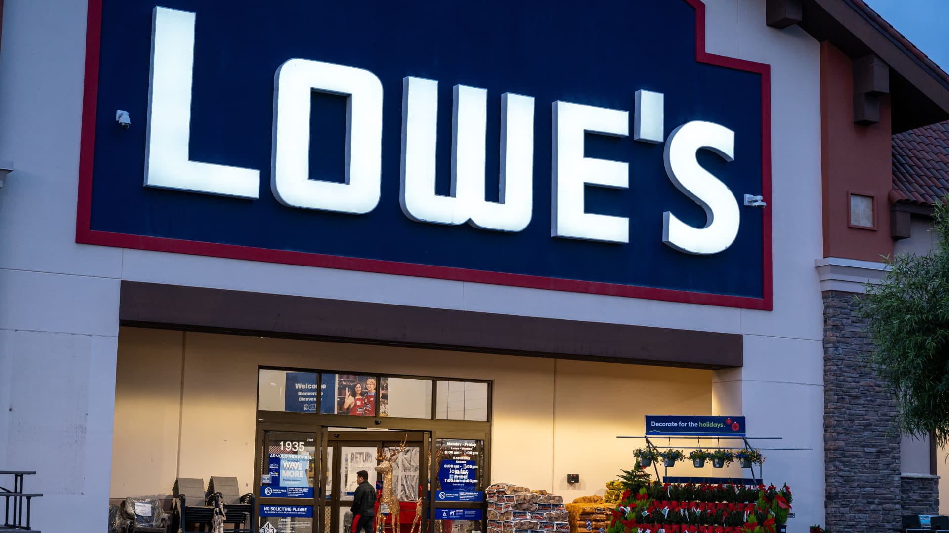 Lowe's Outlook: Navigating a Shifting Home Improvement Market