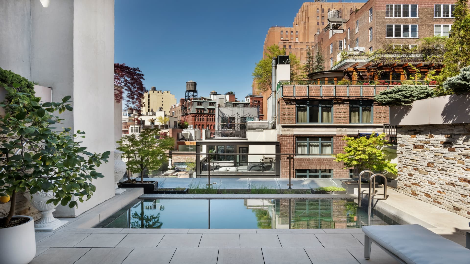 Manhattans Luxury Rental Market Sees Unprecedented <a href="http://www.gurufocus.com/financials/100K&affid=669024" class="ticker" target="_blank"><span>$</span>100K</a> Boom