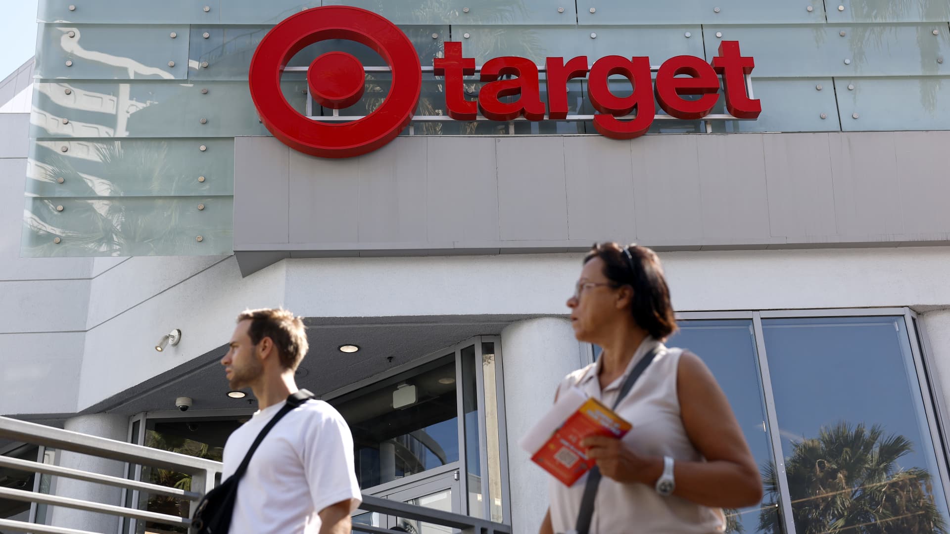 Tariff Refunds Reshape Retailer Earnings: Unpacking Strategic Alpha Amidst Market Confusion featured image