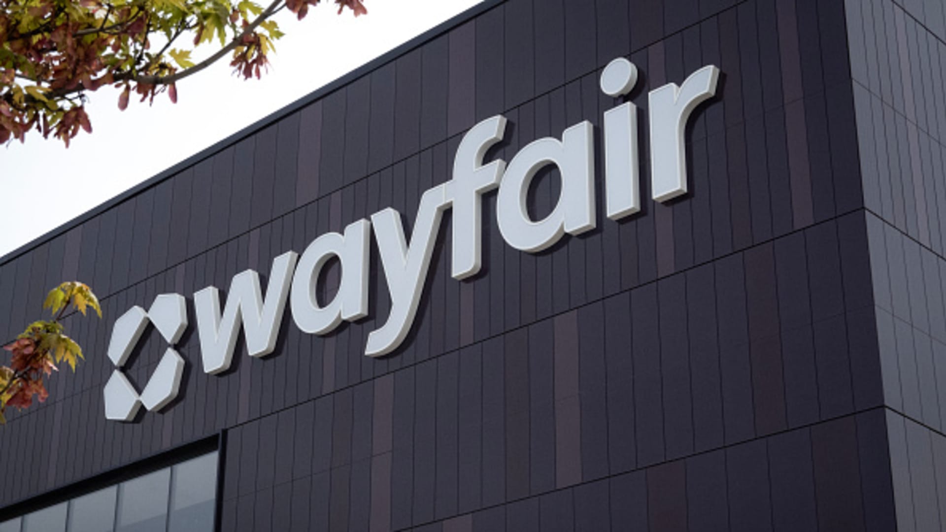 Wayfair Growth: Alpha Signals Emerge as Sales Surge featured image