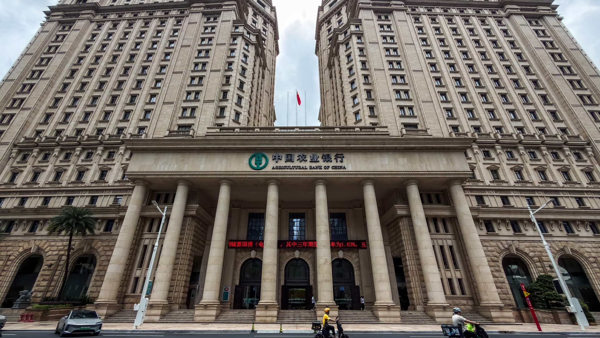 China Capital Injection: $54 Billion Boost Fails to Stem Stock Declines featured image