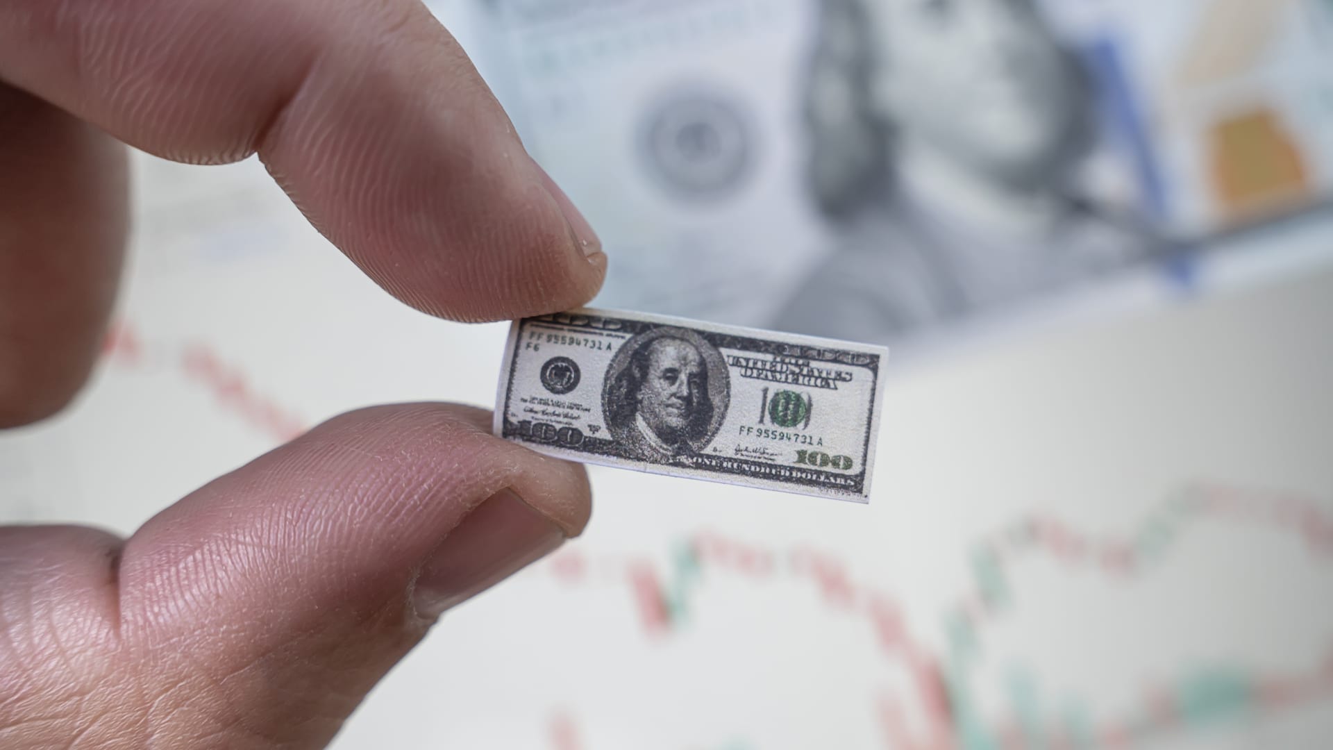 Inflation’s Persistent Pressure: A Squeeze on American Paychecks featured image