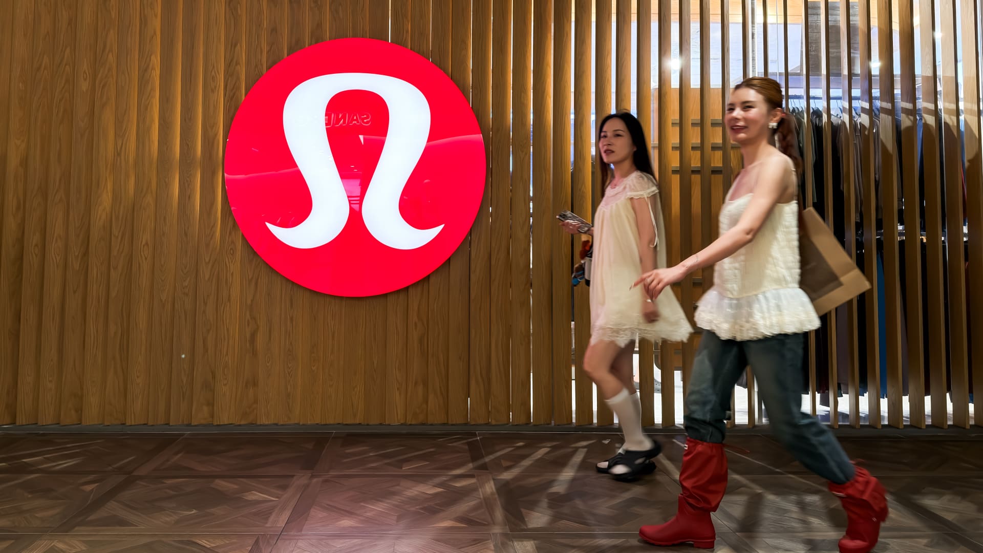 Lululemon stock Plunges 20%: A Portfolio Warning for Retail Investors featured image