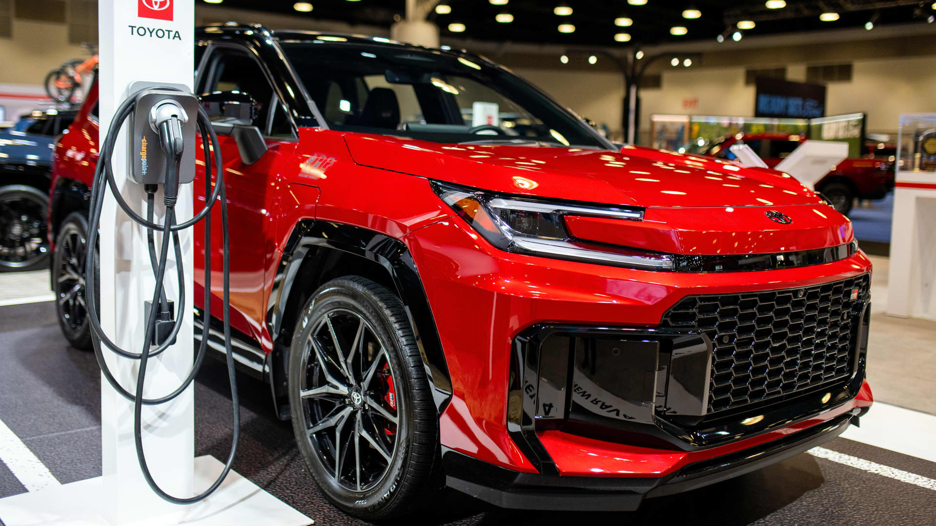 RAV4 Hybrid Dominance: Toyotas Strategy Navigates Soaring Demand