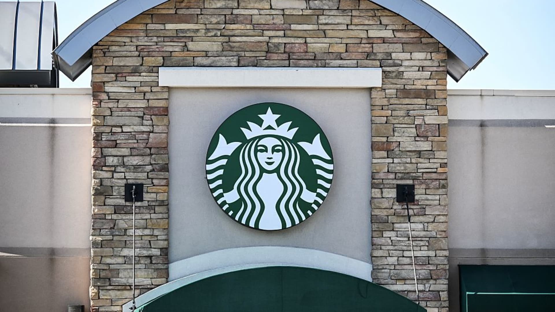 Starbucks Store Closures: A Strategic Restructuring Warning featured image