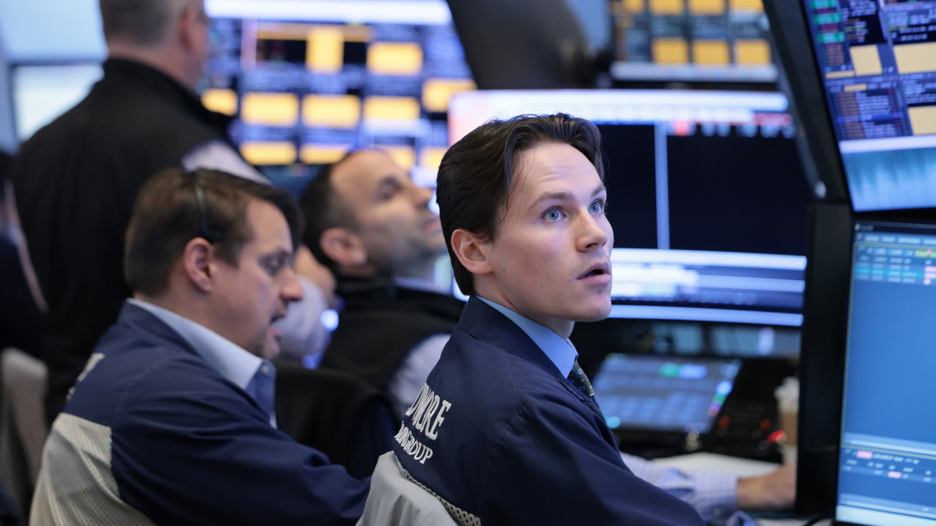 AI Stocks Plunge: Diversification Offers Alpha Amid Inflationary Pressures