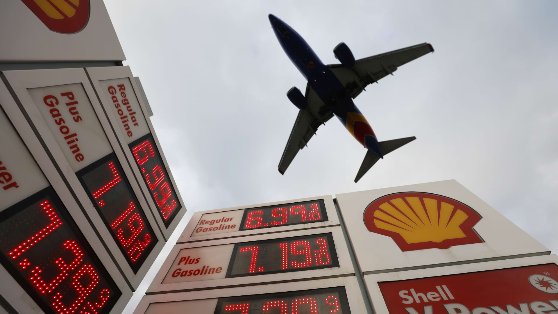 Airline Profits Challenge: Why Rising Airfare Won't Boost Bottom Lines featured image