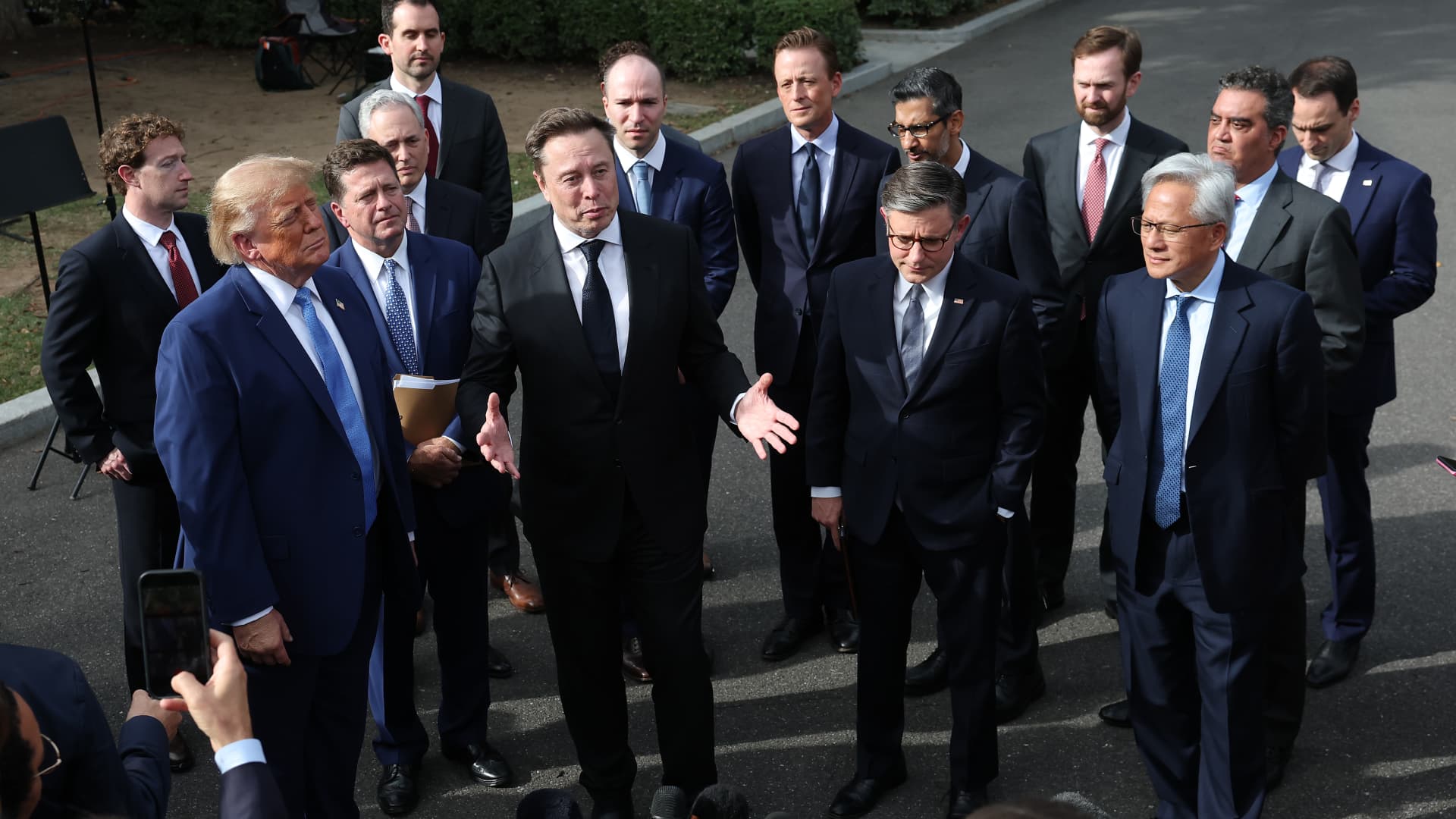 Apple's AI Strategy: Innovation, Disruption, and Market Positioning Amidst White House Summit featured image
