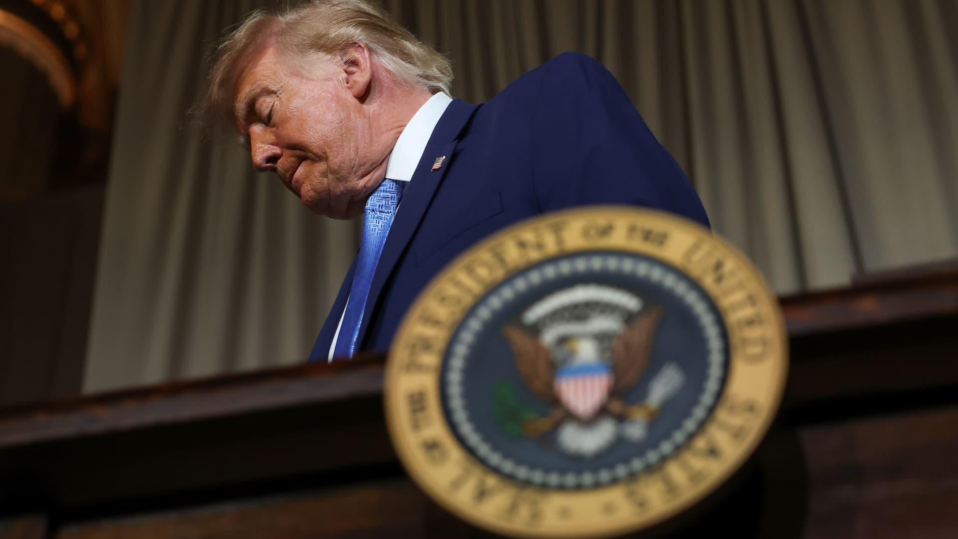 Trump Economic Approval Plummets: A Warning for Macro Stability featured image