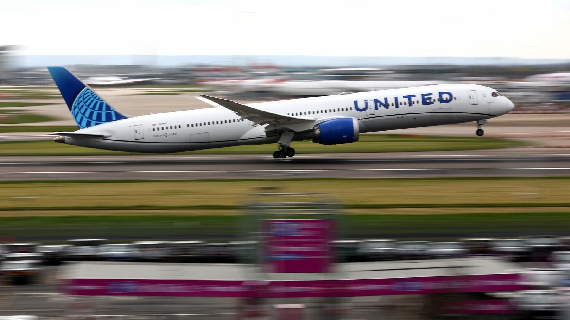 United Airlines Profit Outlook Slashed Amid Fuel Costs, Strong Demand Persists