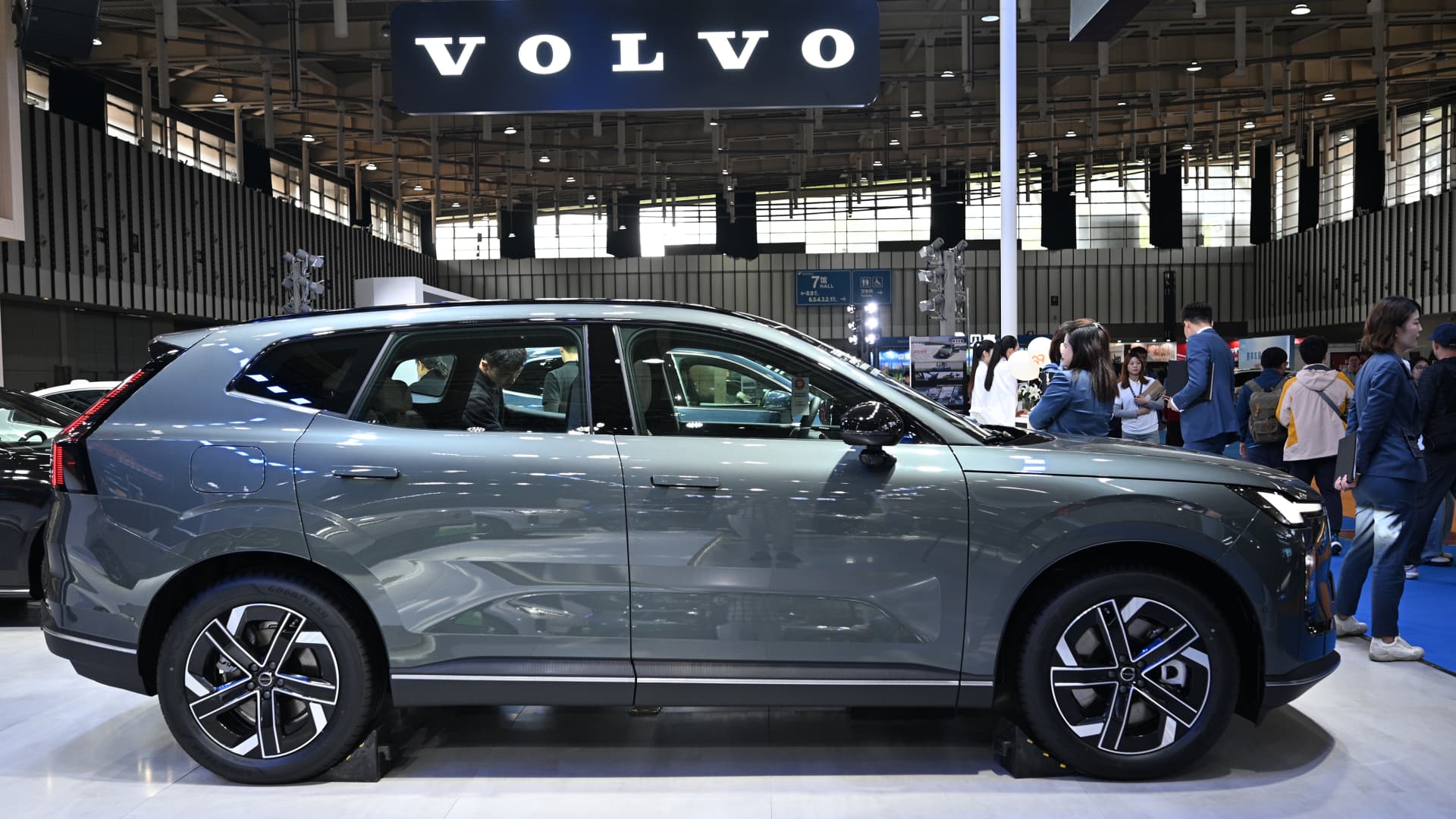 Volvo Cars Plunge: Alpha Warning as China Sales Slump Hits Earnings featured image