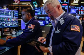 ai-and-retail-stocks-portfolio-resilience-amidst-market-headwinds.jpg