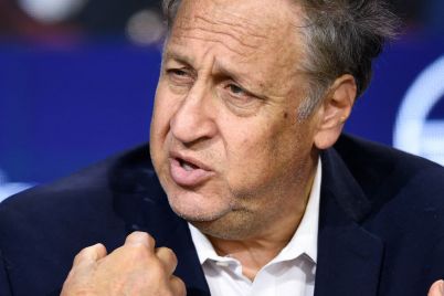 amc-ceo-adam-aron-files-to-sell-1-25-million-shares-after-warning-meme-investors-he-would-do-so-scaled.jpg