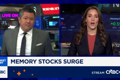 apple-ceo-tim-cook-warns-of-extended-memory-crunch-well-look-at-a-range-of-options.jpg