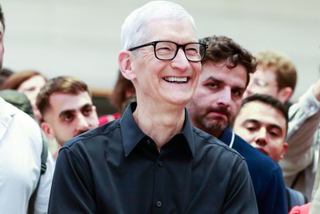 apple-delivers-a-nearly-perfect-quarter-with-a-ceo-change-and-an-ai-update-ahead.jpg
