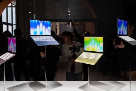 apple-price-hikes-navigating-ais-disruptive-memory-crunch.jpg