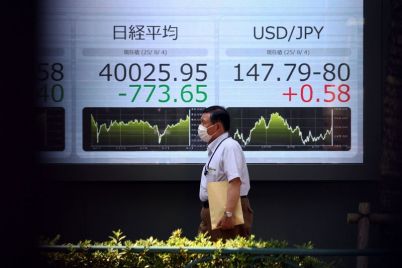 asian-shares-gold-rise-on-us-shutdown-watch-crude-falls.jpg