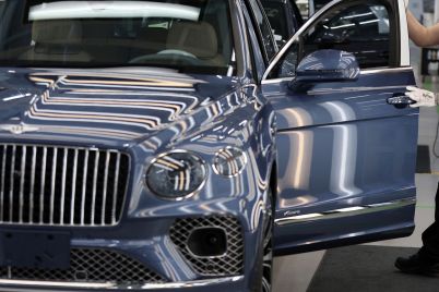 bentley-motors-further-delays-all-ev-plan-amid-weak-demand-as-it-embraces-plug-in-hybrids-scaled.jpg