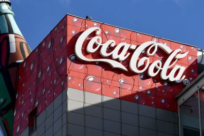 coca-cola-tops-earnings-estimates-hikes-revenue-outlook-on-higher-prices-scaled.jpg