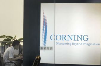 corning-earnings-shock-18-tumble-highlights-ai-infrastructure-volatility.jpg