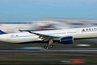 deltas-summer-outlook-disappoints-as-industrys-flight-glut-drives-down-fares-scaled.jpg