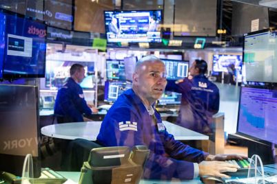 dow-rallies-400-points-in-volatile-trading-after-the-feds-first-rate-hike-in-three-years.jpg