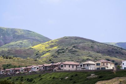foreign-buyers-luxury-homebuilders-defy-downturn-in-us-property-market.jpg