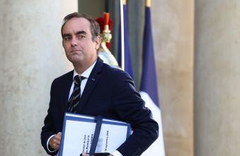 france-budget-crisis-a-warning-sign-for-eurozone-stability.jpg