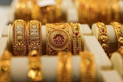 gold-prices-near-all-time-highs-as-us-shutdown-continues.jpg