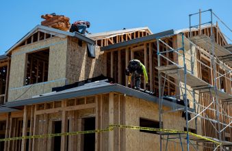 homebuilder-sentiment-sees-modest-rebound-amidst-market-headwinds.jpg