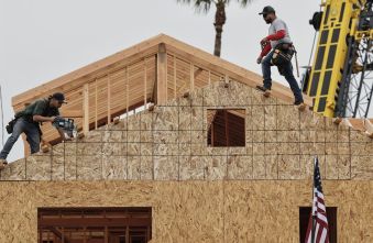 housing-market-flashes-warning-signs-amid-fed-rate-hikes.jpg