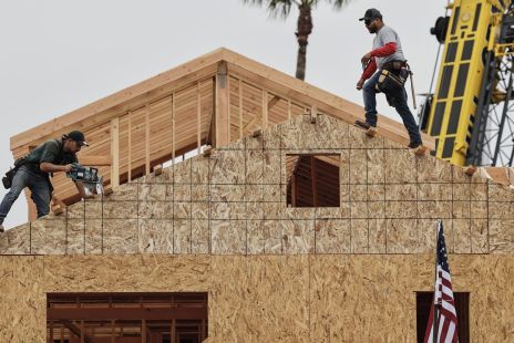 housing-market-flashes-warning-signs-amid-fed-rate-hikes.jpg
