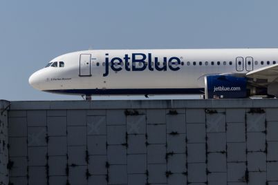 jetblue-shares-tumble-25-after-disappointing-outlook-scaled.jpg