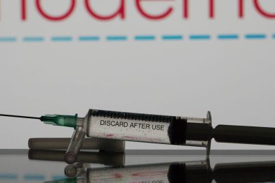 moderna-posts-surprise-quarterly-profit-even-as-covid-vaccines-sales-plummet-scaled.jpg