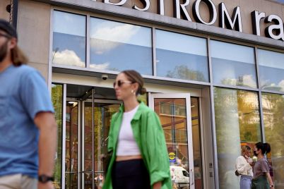 nordstrom-shares-climb-5-as-earnings-top-estimates-but-retailer-issues-cautious-guidance-scaled.jpg