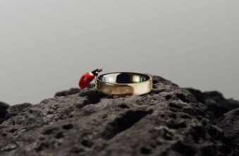 oura-ring-5-innovation-shrinks-wearable-design-by-40.jpg