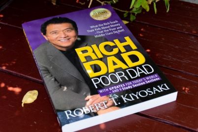 robert-kiyosaki-says-when-walmart-has-a-sale-poor-people-buy-everything-when-the-market-crashes-they-sell-the-rich-do-the-opposite.jpg