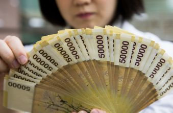 south-koreas-chip-workers-inflation-alert-amidst-massive-bonus-boom.jpg