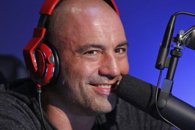 spotify-renews-deal-with-podcaster-joe-rogan-will-put-show-on-other-platforms-scaled.jpg