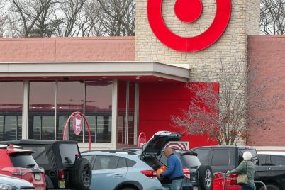 target-shares-plunge-15-after-discounter-cuts-forecast-posts-biggest-earnings-miss-in-two-years-scaled.jpg