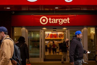 target-shares-plunge-21-after-discounter-cuts-forecast-posts-biggest-earnings-miss-in-two-years-scaled.jpg